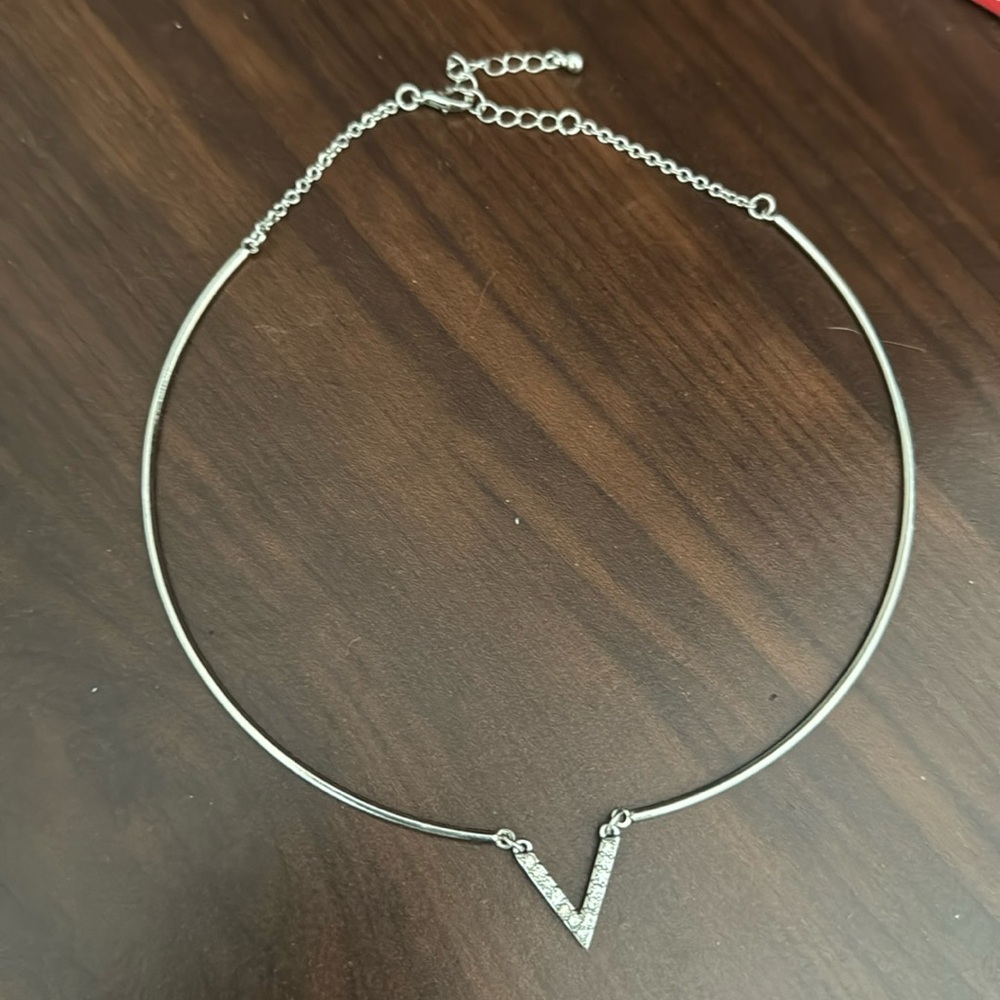 V choker necklace